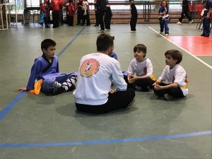 Insegnante con i bimbi prima di una gara di Kung Fu