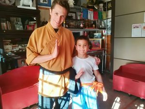 Riccardo, insegnante di Shaolin Kung Fu tradizionale, con un piccolo allievo