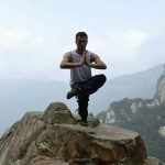 Riccardo, insegnante di Qi Gong, pratica Qigong in montagna