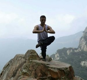 Riccardo, insegnante di Qi Gong, pratica Qigong in montagna