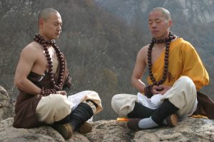 Due monaci del tempio Shaolin in meditazione, durante la pratica del Qi Gong