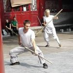 Allenamento di Kung Fu col bastone al tempio Shaolin insieme ai monaci