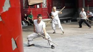 Allenamento di Kung Fu col bastone al tempio Shaolin insieme ai monaci