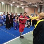 Riccardo, insegnante di Kung Fu, saluta dopo aver vinto la medaglia d'oro