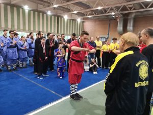 Riccardo, insegnante di Kung Fu, saluta dopo aver vinto la medaglia d'oro