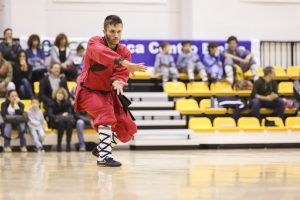 Riccardo Montorsi, insegnante di Shaolin Kung Fu, durante l'esecuzione di una forma