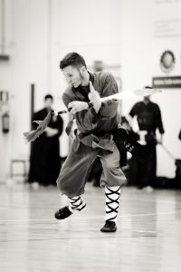 Riccardo, insegnante di Shaolin Kung Fu, durante l'esecuzione della Mei Hua Dan Dao, forma con la sciabola